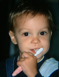 Rendszeres fogmosással megőrizhetjük a gyermek fogainak épségét!